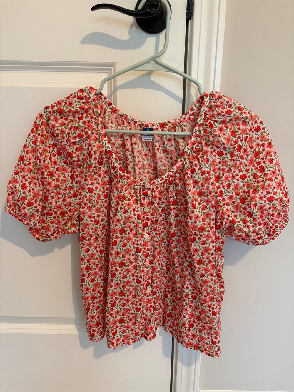 Old Navy Red Floral Puff-Sleeve Blouse on Cream